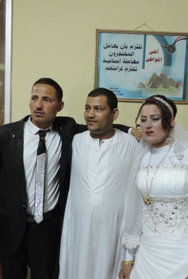 العروسان مع الشقيق السجين