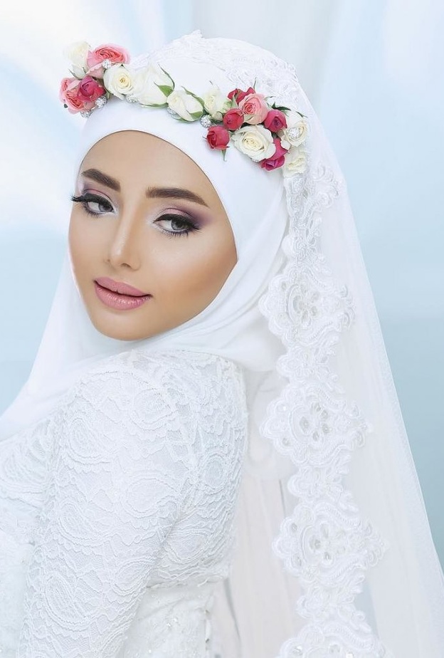 حجاب مع تاج وردي