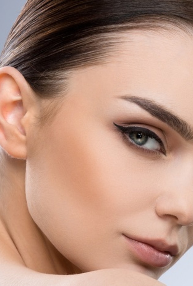 تعلمي معنا خطوات للحصول على حواجب داكنة وكاملة.