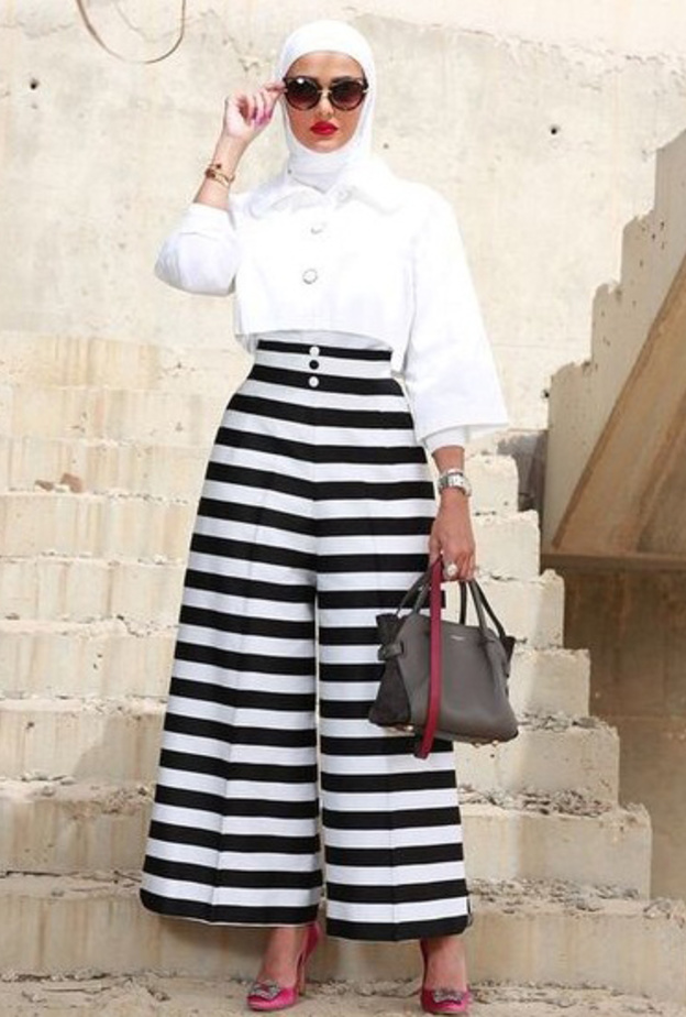 بنطلون مقلم ابيض واسود‎ ‎مع قميص الجينز