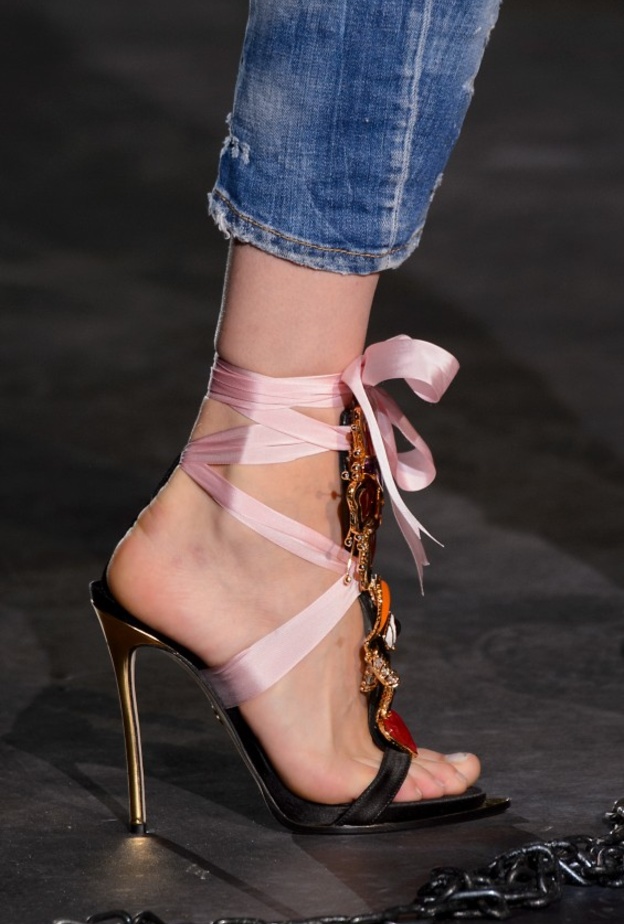 أحذية مكشوفة من الخلف مع الكعب العصري باللون الأحمر