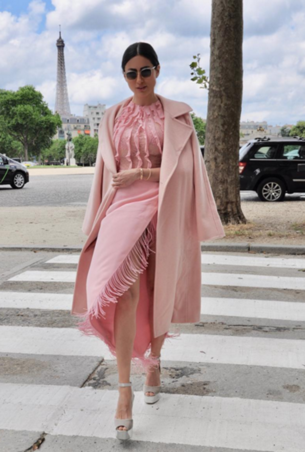 فستان زهري قصير اختارته ديالا مكي من جورج حبيقة ونسقته مع حذاء باللون الفوشيا.