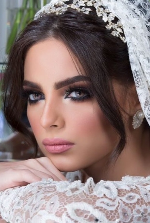 مكياج ناعم بشفاه وردية للعروس من هميز بنجابي