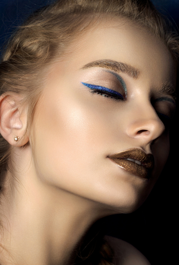 أحدث مكياج عيون أزرق وذهبي لربيع 2017
