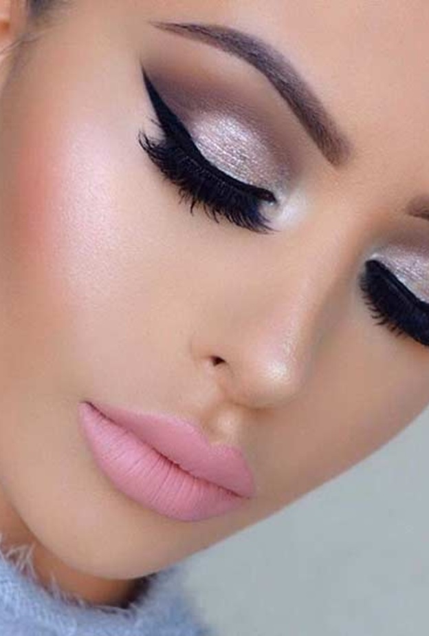 مكياج عيون ناعم وبراق هذا الصيف.