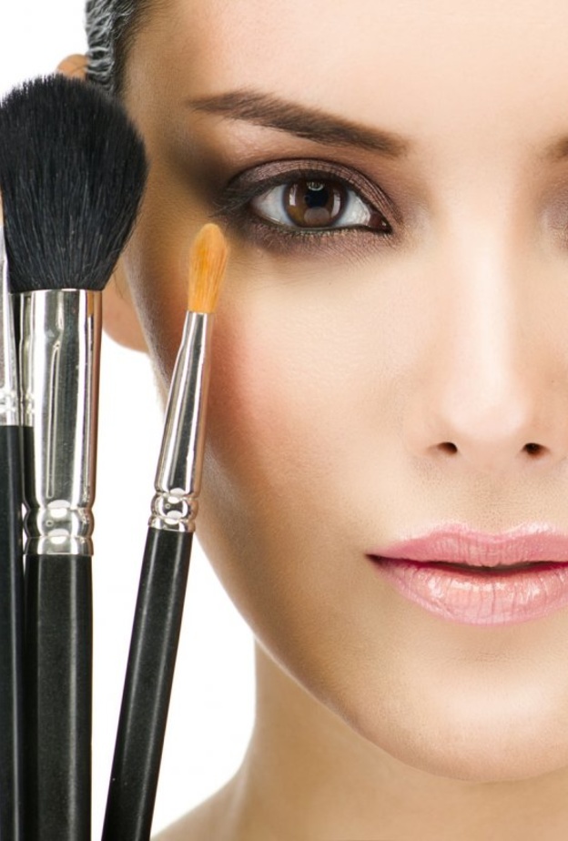 استخدمي مكياج ناعم أثناء السفر