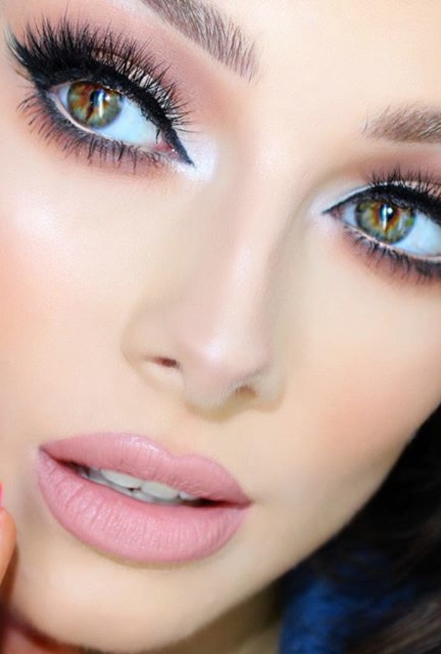 جربي ظلال العيون الوردي لهذا الموسم