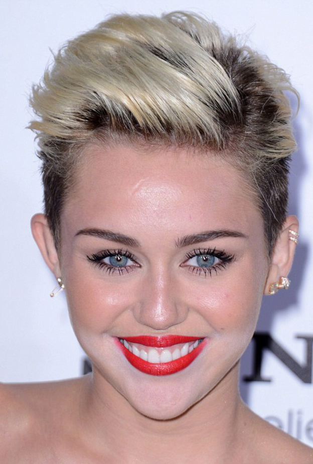 صور مكياج ‏Miley Cyrus‏ تظهر عدم مد كريم الأساس بالطريقة الصحيحة