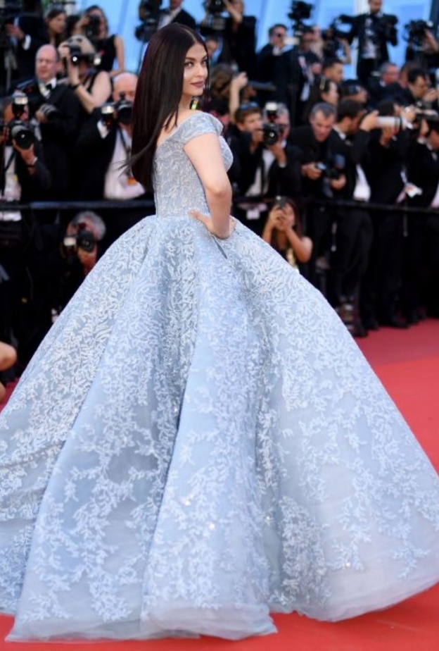 فستان أسود ملكي وواسع من اختيار Molly Sims