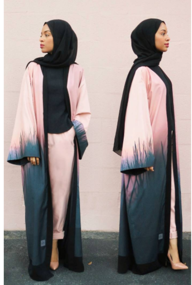 عباية ملوّنة بأسلوب جذاب وأنيق تألقت بها صفية بنت غودسون من تصميم The Kape