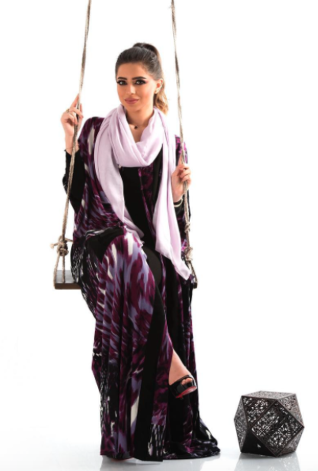 عباية ملوّنة بمزيج ساحر وجذاب من الموف والأسود والبنفسجي من تصميم A Abaya