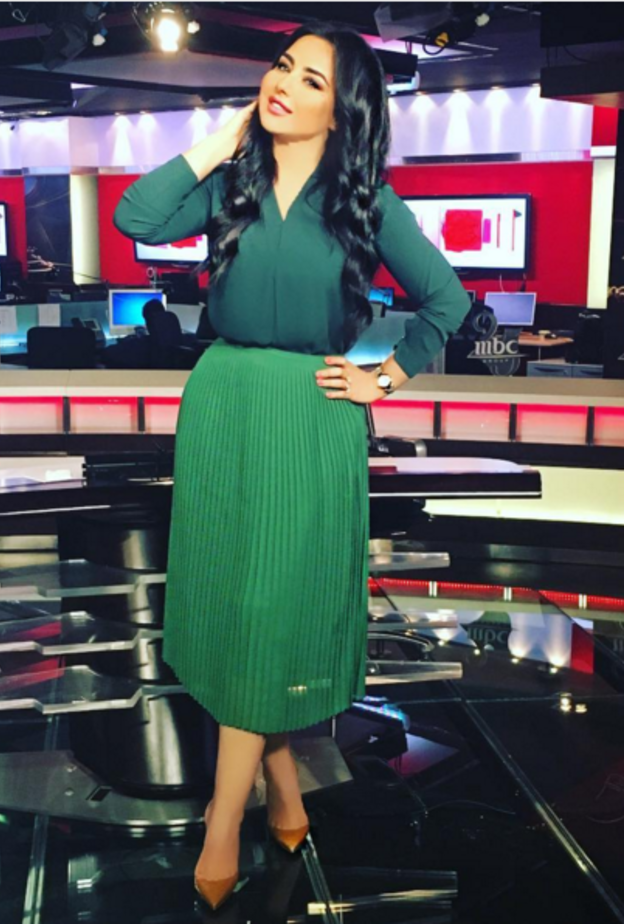 تنسيق مميز باللون الأخضر في تنورة متوسطة الطول وقميص مناعم اختارتها سهير القيسي