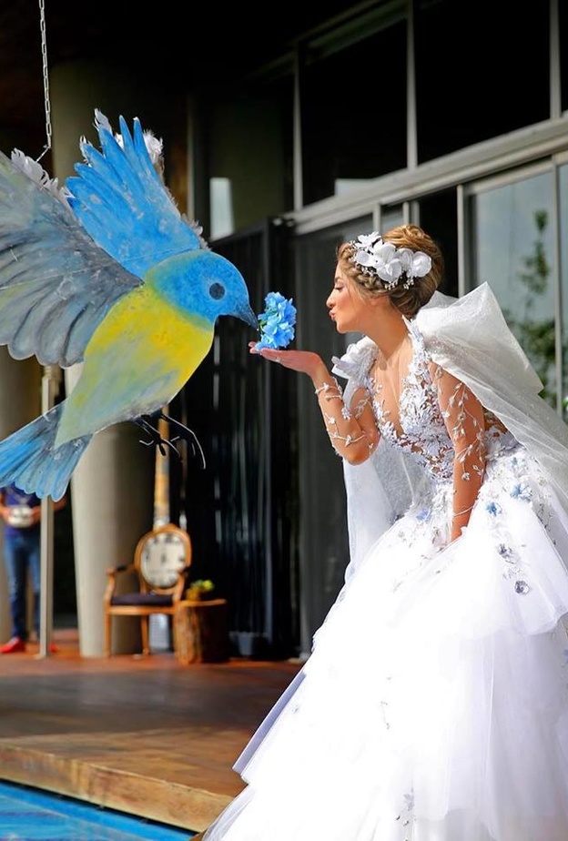 العروس ماريا المندلق بتسريحة الشعر المفرود