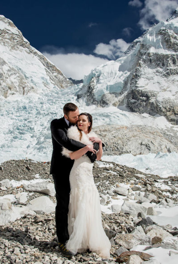 لحظات مميزة للعروسين غلى قمة افريست