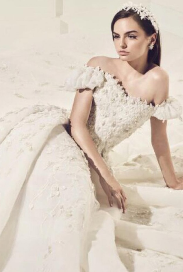 فستان من ازرا سانتوس بالذيل الطويل