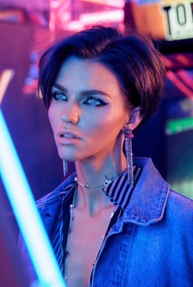 عارضة الأزیاء الشهیرة في في صن.