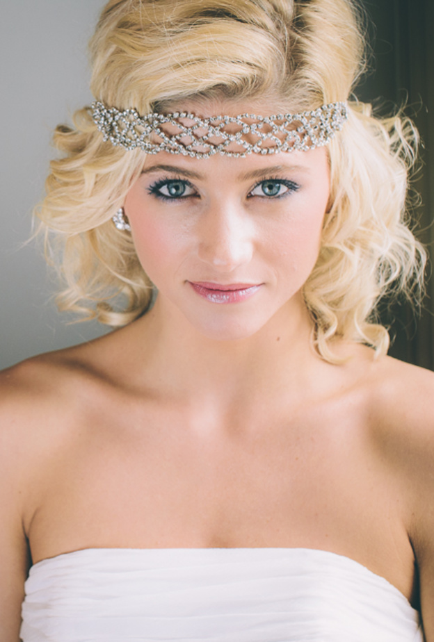 اكسسوار من الأمام مع تسريحة منسدلة للعروس