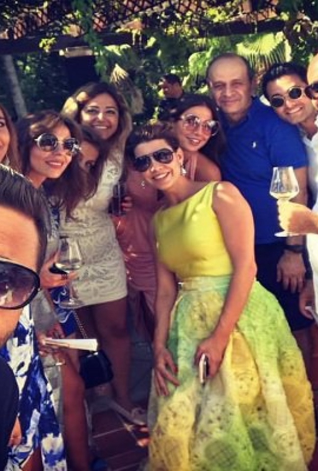 مجموعة من الاعلاميين شاركوا كرمى خياط فرحتها