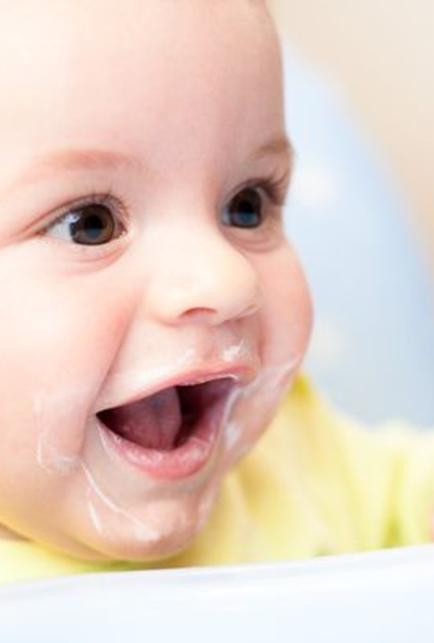 هل من الخطر أن يتناول الطفل الزبادي في الشهور الاولي؟