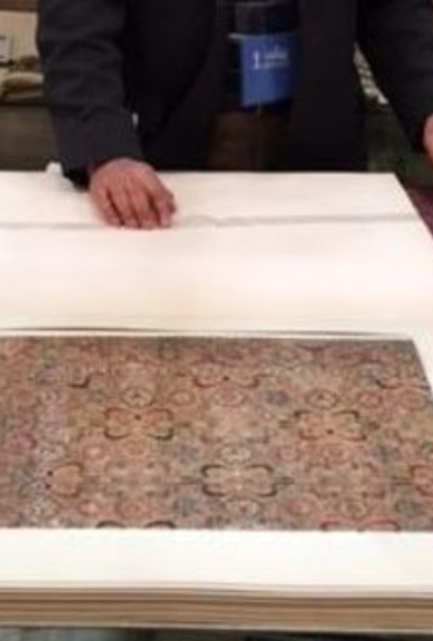 يلقى الكتاب اقبالا كبيرا من الزوار لغرابته