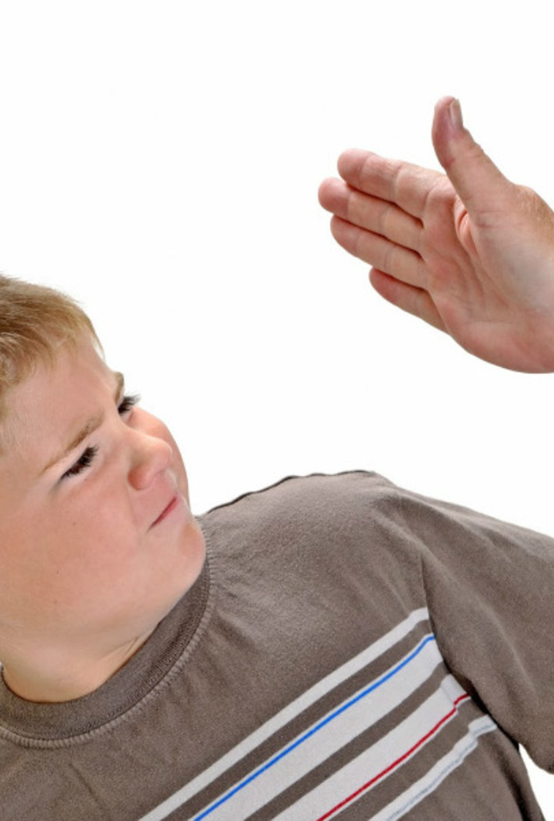 العقاب بالضرب الطفل يؤذيه و لا يقومه