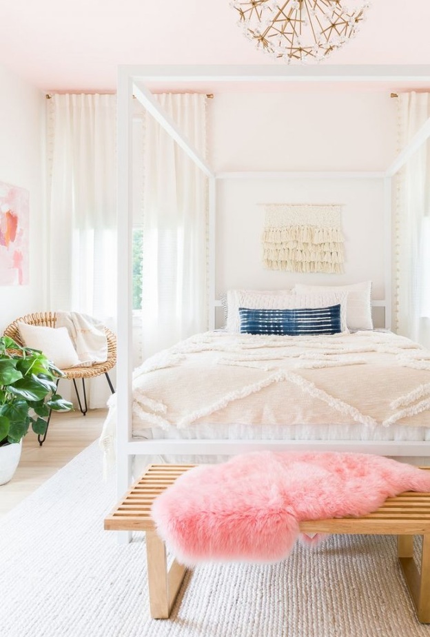 لمسة من الفرو الوردي ليضفي طاقة إيجابية على غرفة النوم