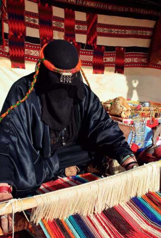 تنفيذ الأنشطة المختلفة في قطاع الحرف