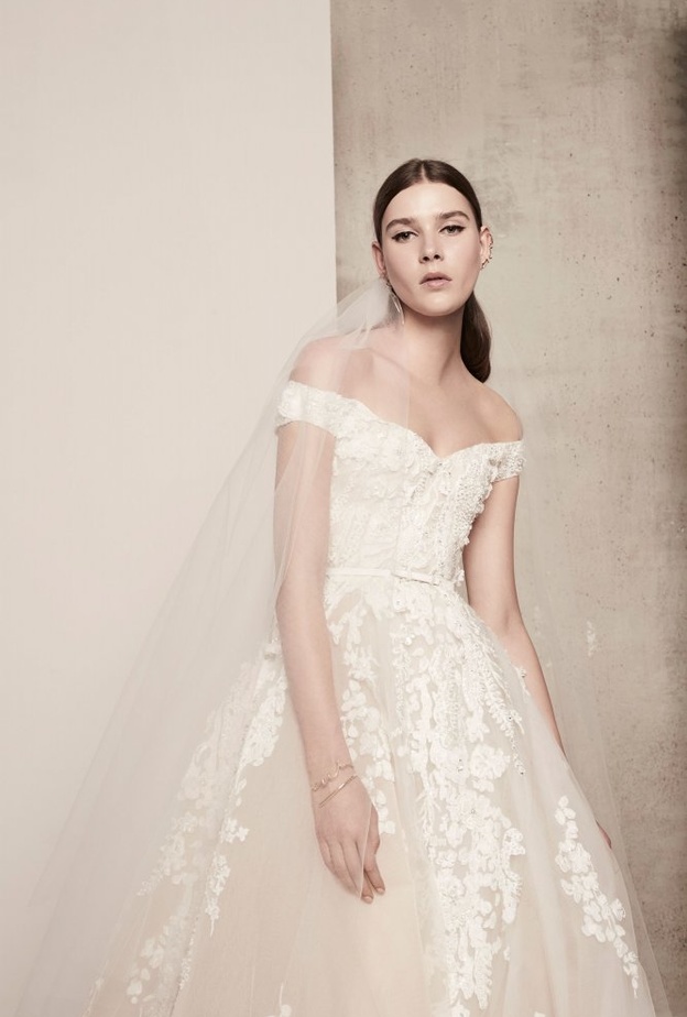 فستان من ايلي صعب من التول