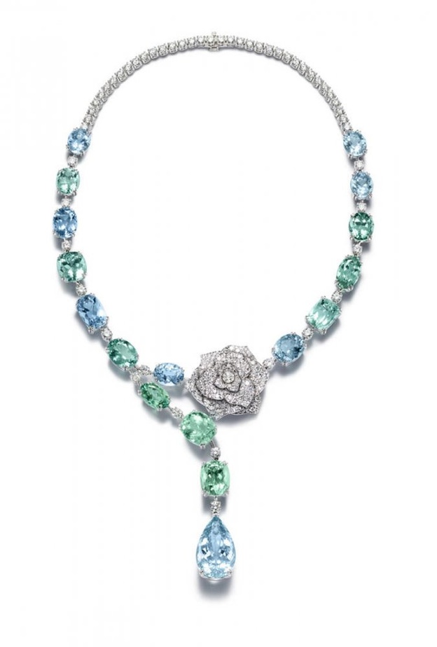 قلادة من بياجيه