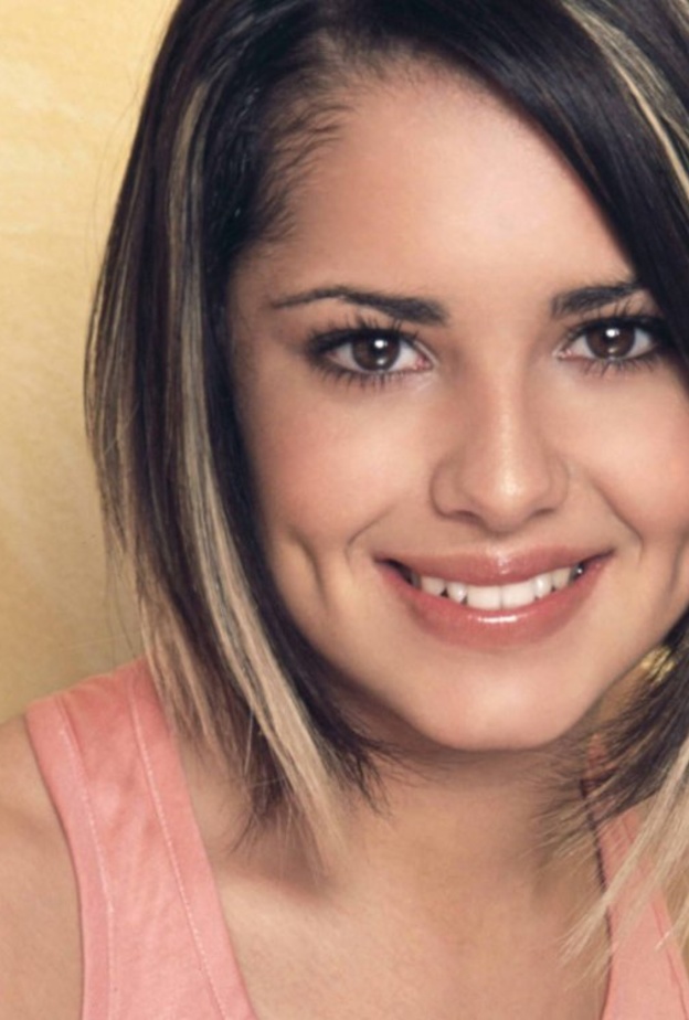 نتبهي من جعل الغمازات واضحة بأنها اصطناعية