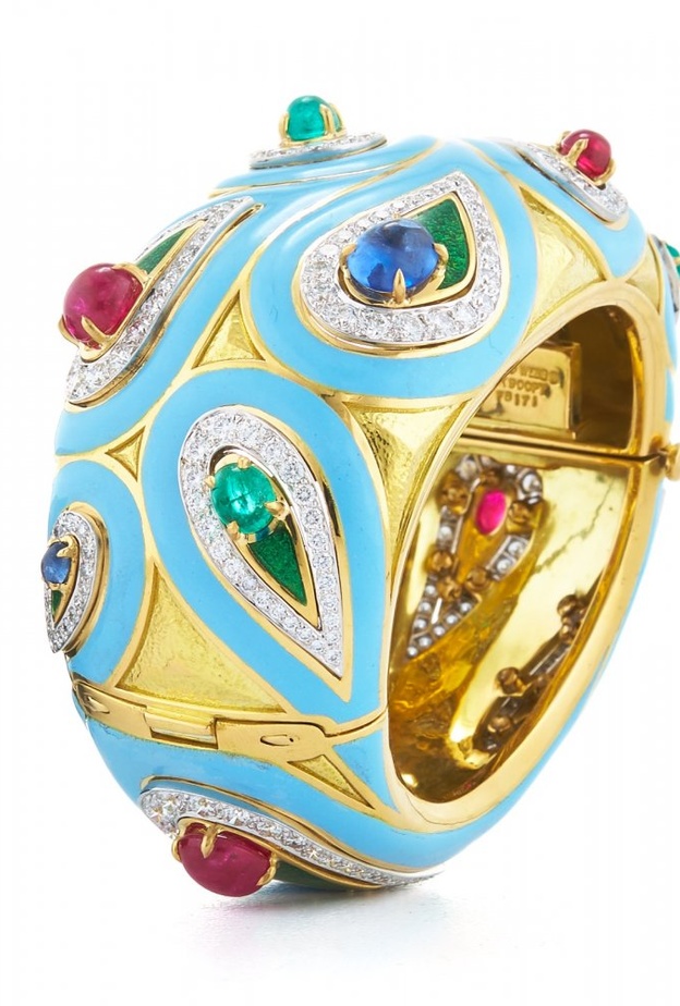 اسوارة من مارجوت ماكني Margot McKinney