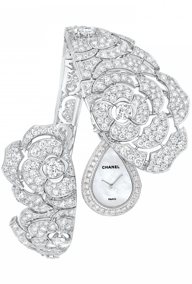 ساعة من شانيل