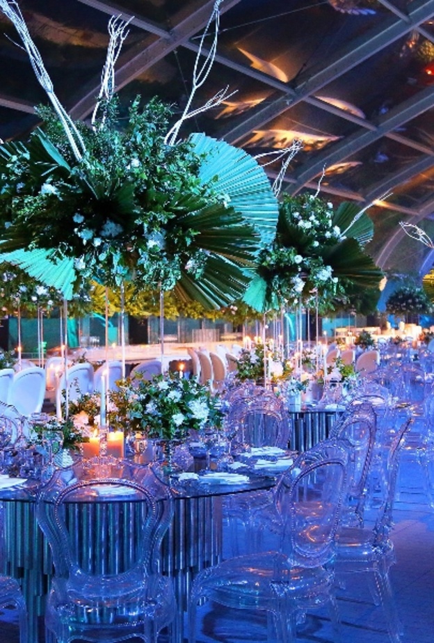 طاولات الافراح الشفافة و البلكسي من الافكار التي تلائم يوم فرحك المبهر