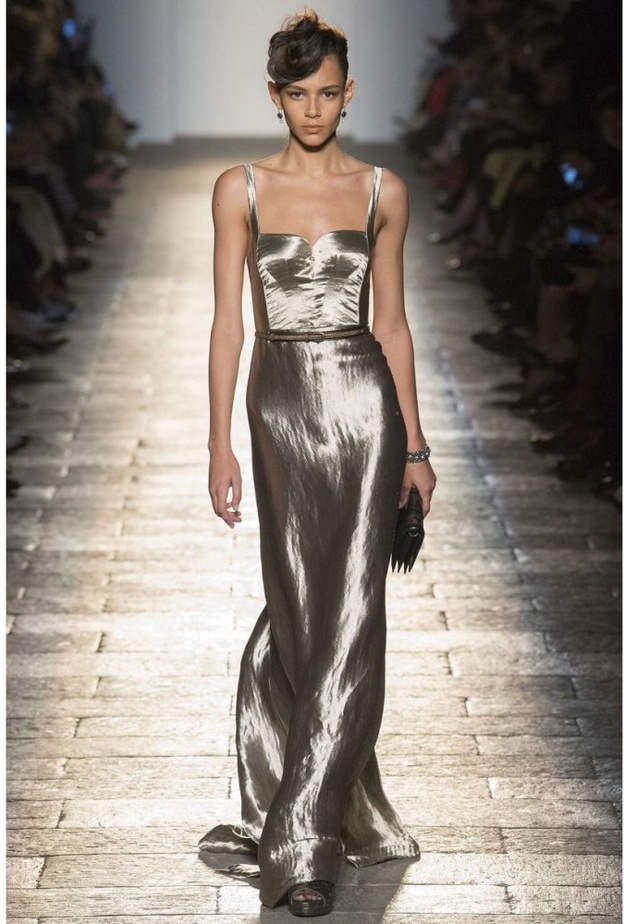 فستان من قماش ذخبي براق من بوتيغا فينيت