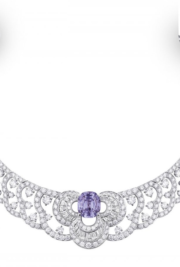 قلادة من لويس فويتون