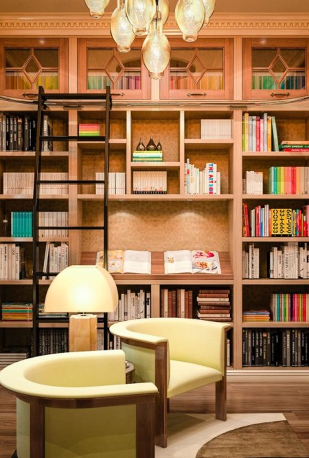 مكتبة منزلية أنيقة