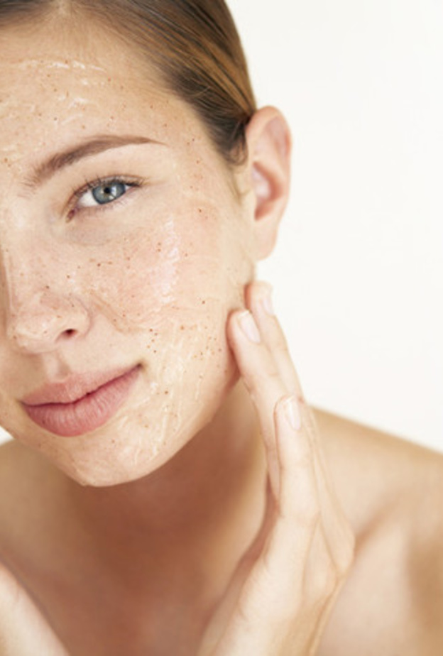 تجنبي منطقة تحت العينين عند سنفرة الوجه