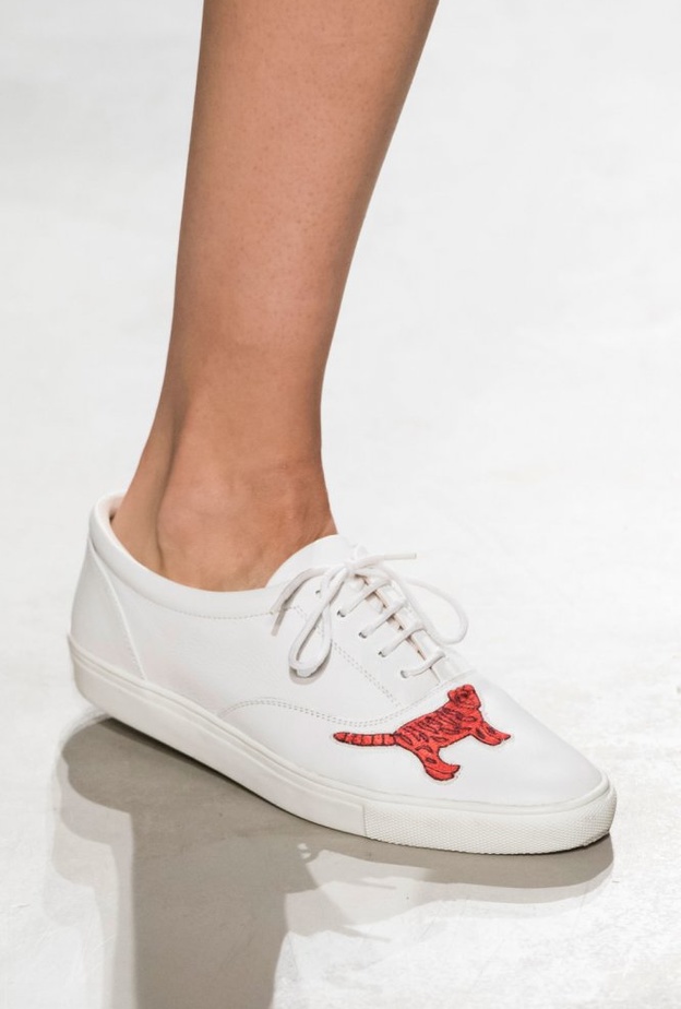 حذاء رياضي من Minna Parikkaمع كرة الفرو الملفتة