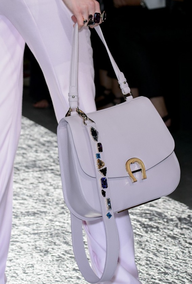 موديلات شنط باستيل وزرقاء من برادا Prada