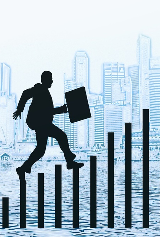 ينجح مولود الثور كسمسار عقارات، محلل اقتصادي ومالي، محاسب، او مصرفي