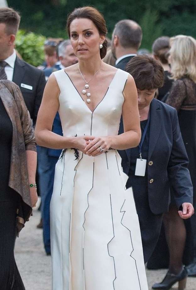 كيت ميدلتون متألقة بفستان أبيض 