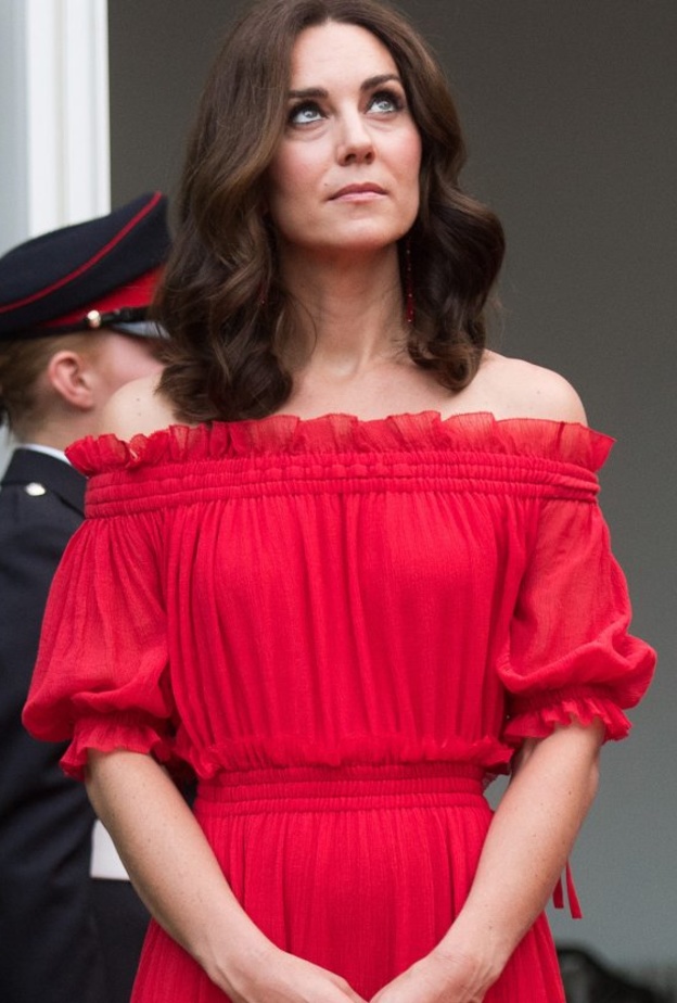 الأمير وليام يتوسط كيت وانجيلا