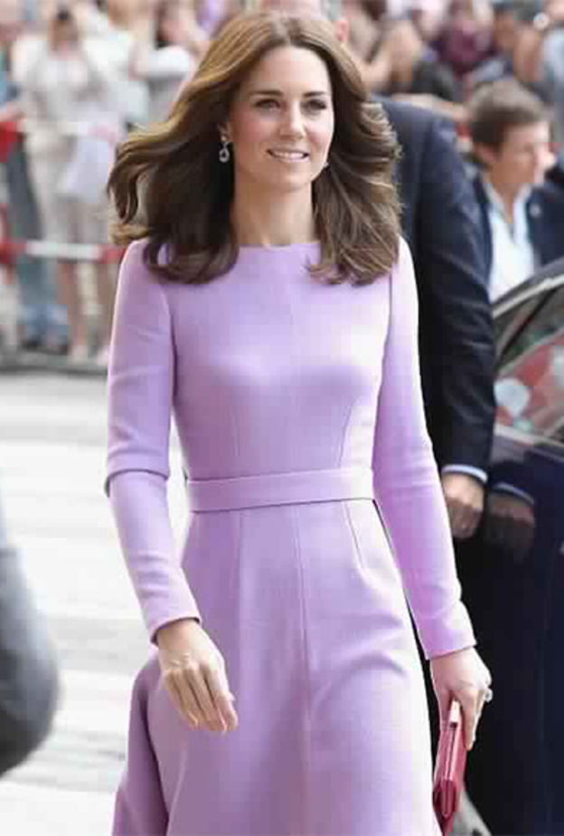 كيت ميدلتون ‏Kate Middleton‏ بفستان مزخرف ومتموج بطبعات طبيعية باللون الزيتي بتوقيع ‏Markus Lupfer