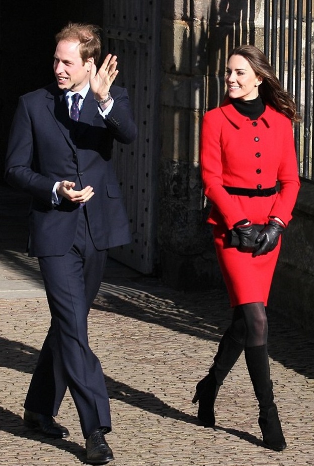 كيت ميدلتون kate Middleton ارتدت التصاميم الحمراء مع الجوارب الشتوية باللون الأسود عام 2011