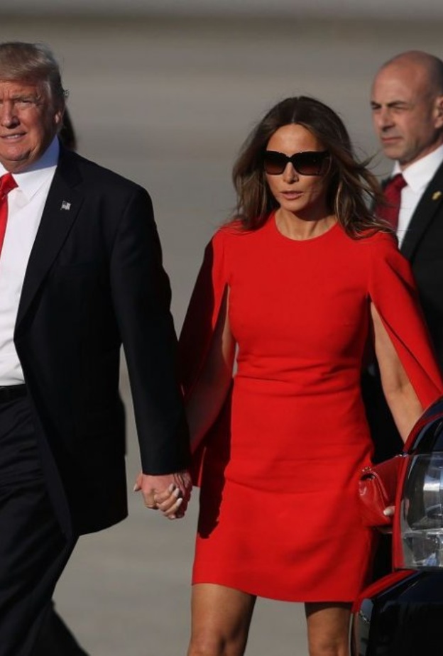 ظهرت ميلانيا  وهي تحاول إمساك يد ترامب مرة أخرى
