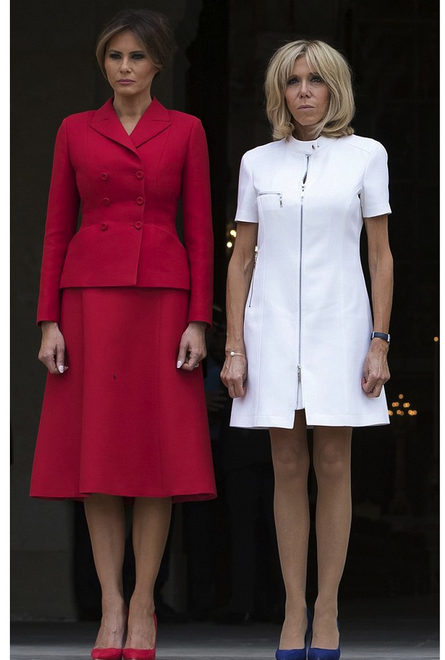 فستان متوسط الطول باللونين الأبيض والأزرق اختارته ميلانيا ترامب لعشاء في باريس