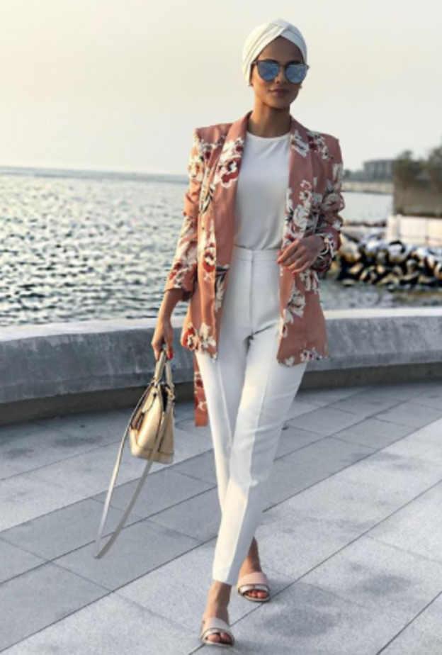 زينب علي حمود في إطلالة صيفية ناعمة على الشاطئ