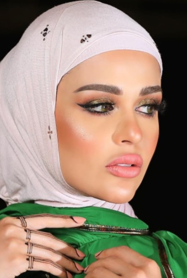 مكياج ناعم مع الآيلاينر المجنح بأسلوب مرمر