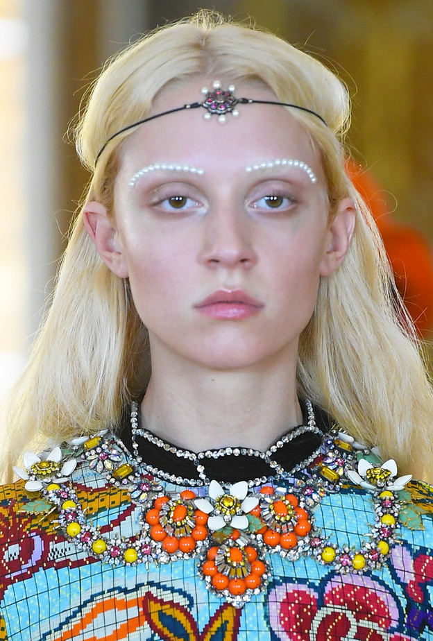 مكياج عيون بارو مع الآيلاينر المفتوح من فالنتينو Valentino