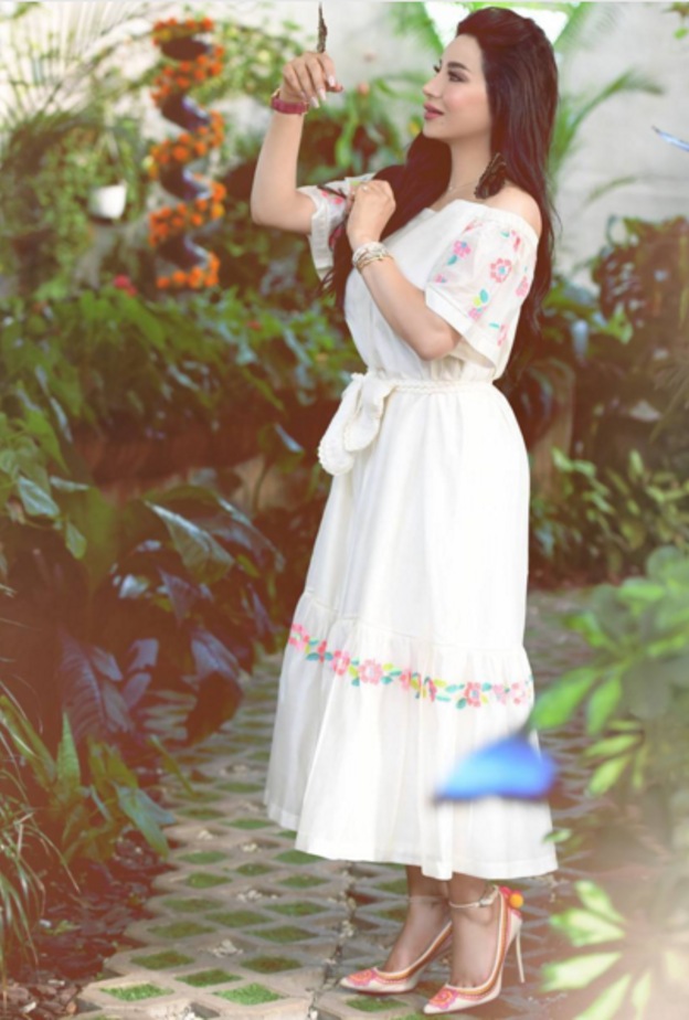 لجين عمران في جمبسوت معرق أنيق